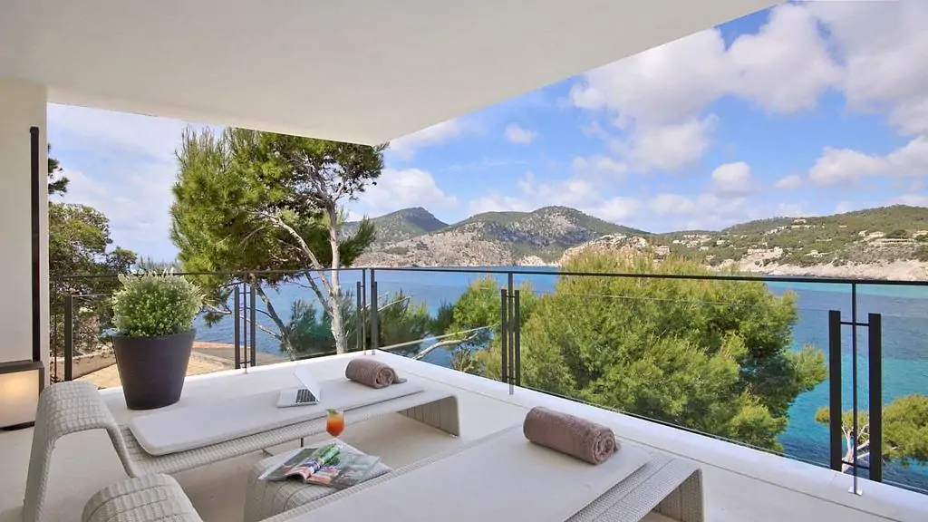 Exquisita villa moderna en primera línea de mar en Camp de Mar.