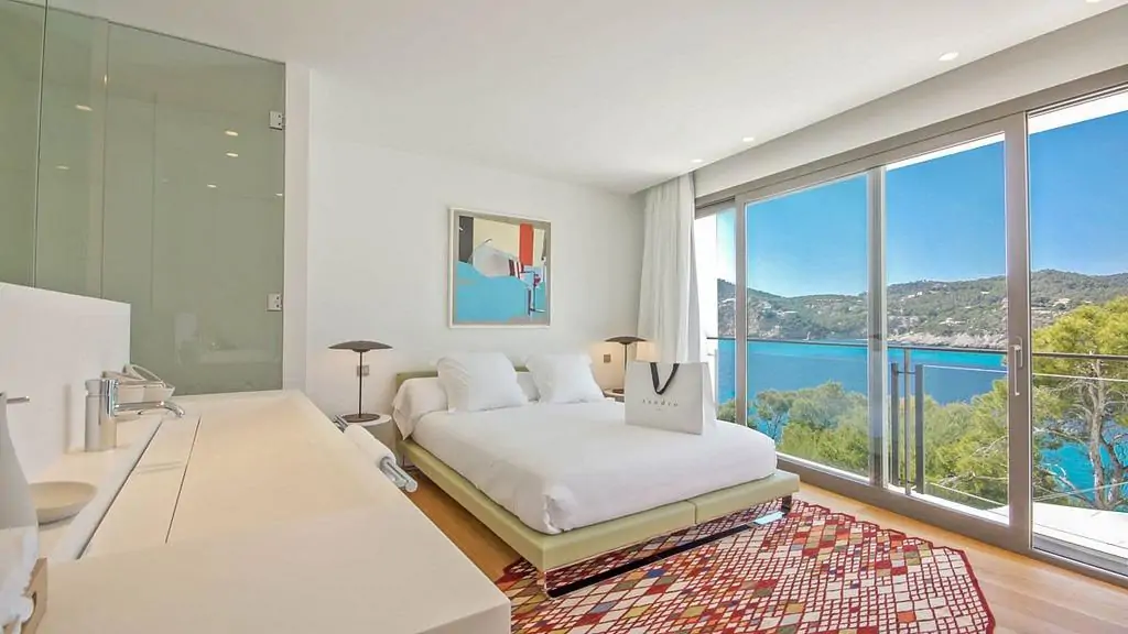 Exquisita villa moderna en primera línea de mar en Camp de Mar.