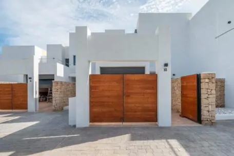 Chalets adosados con jard&iacute;n y piscina privada en Port des Torrent, Ibiza