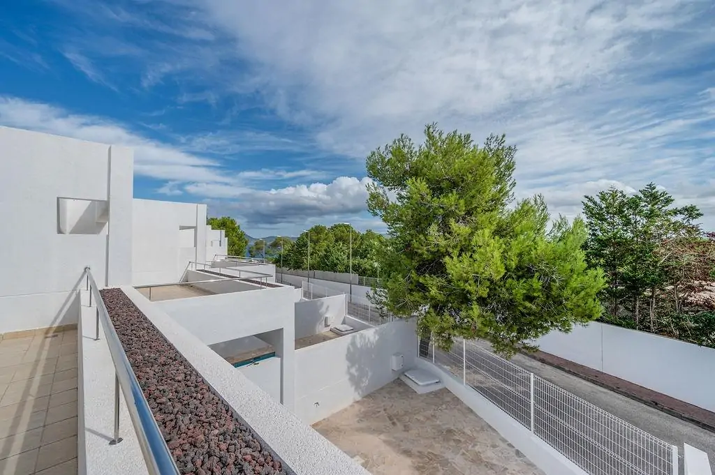 Chalets adosados con jard&iacute;n y piscina privada en Port des Torrent, Ibiza