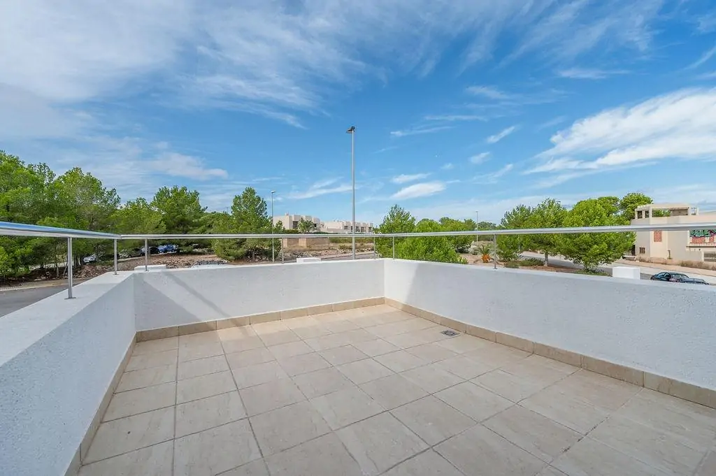 Chalets adosados con jard&iacute;n y piscina privada en Port des Torrent, Ibiza