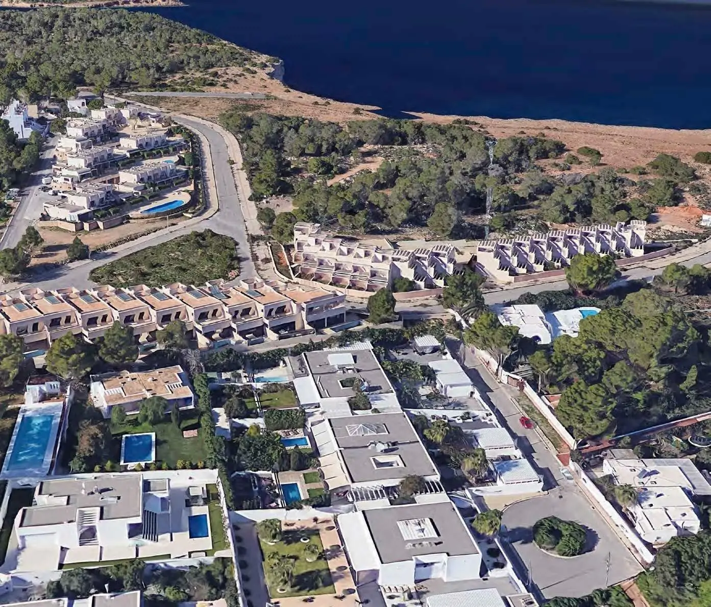 Chalets adosados con jard&iacute;n y piscina privada en Port des Torrent, Ibiza