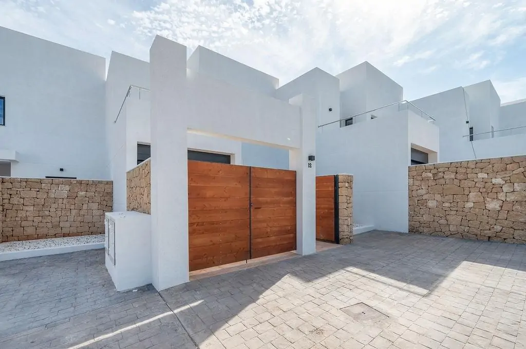 Chalets adosados con jard&iacute;n y piscina privada en Port des Torrent, Ibiza