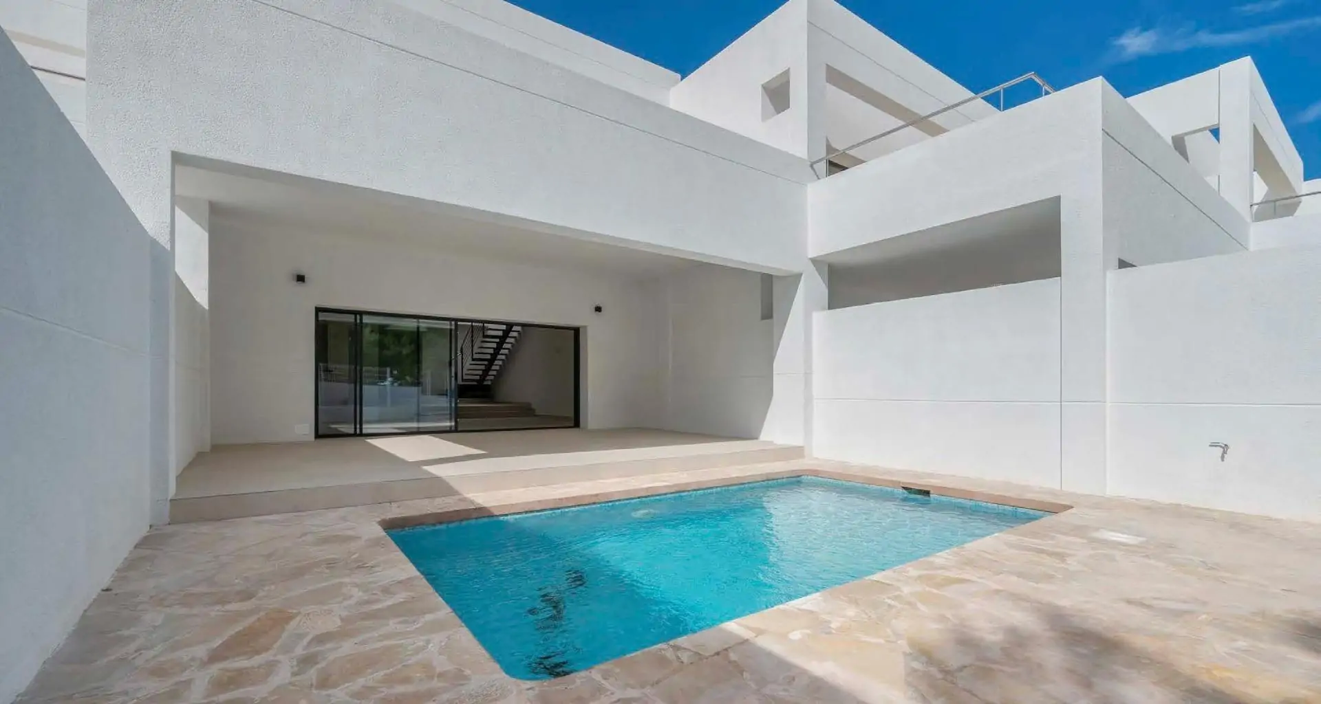 Chalets adosados con jard&iacute;n y piscina privada en Port des Torrent, Ibiza