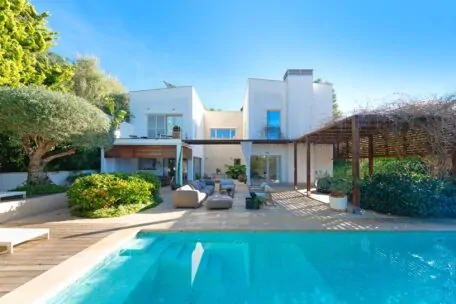 Beautiful villa in old Bendinat with garden and pool.
