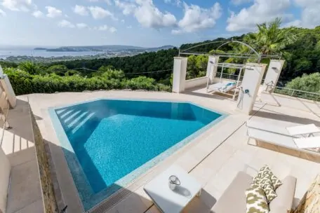 Chalet en Costa den Blanes con vistas al mar.