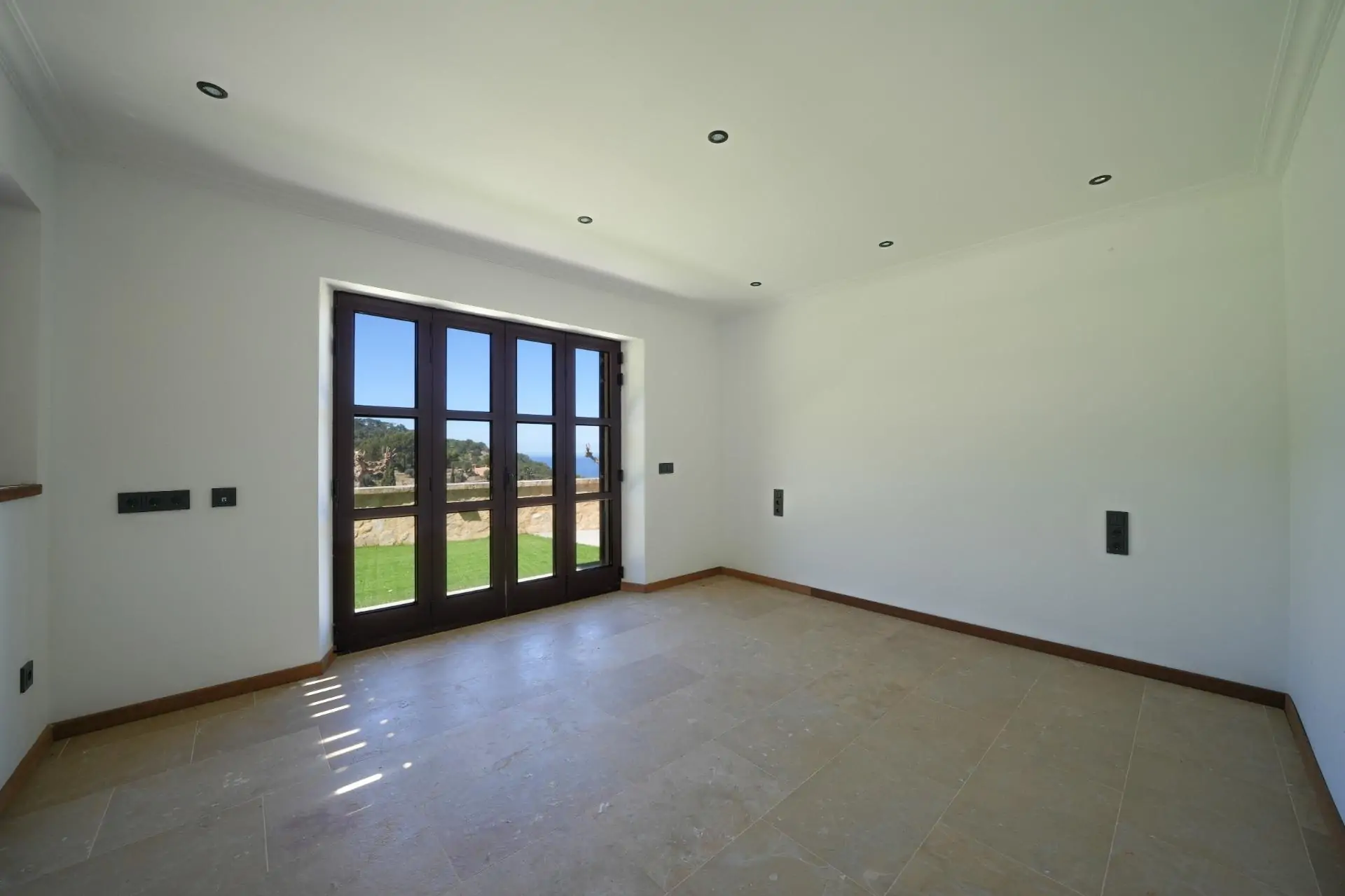 Fantástica propiedad con dos casas independientes de nueva construcción en Estellencs con vistas al mar.