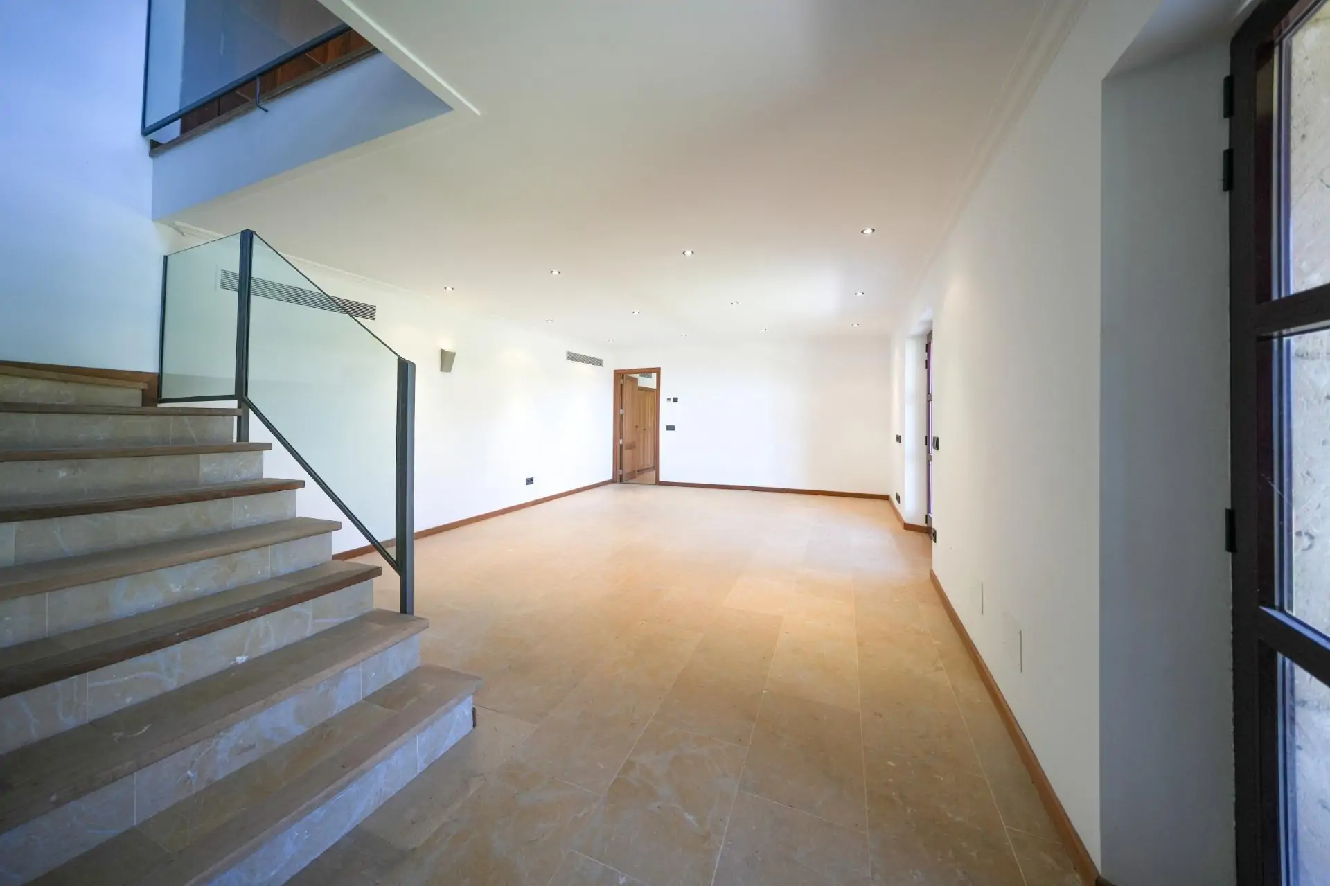 Fantástica propiedad con dos casas independientes de nueva construcción en Estellencs con vistas al mar.