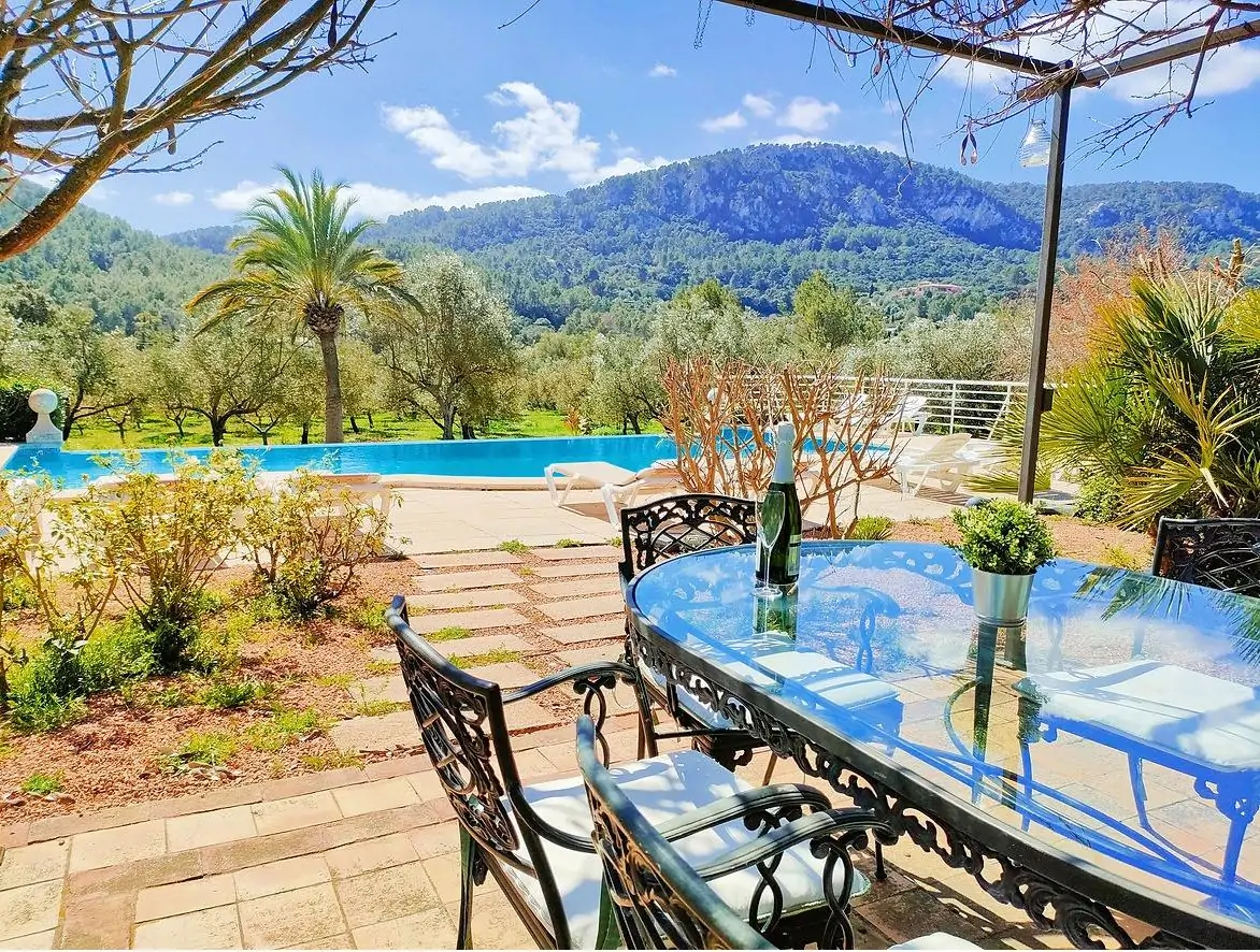 Bonita casa de campo en Esporlas con gran jardín y piscina.