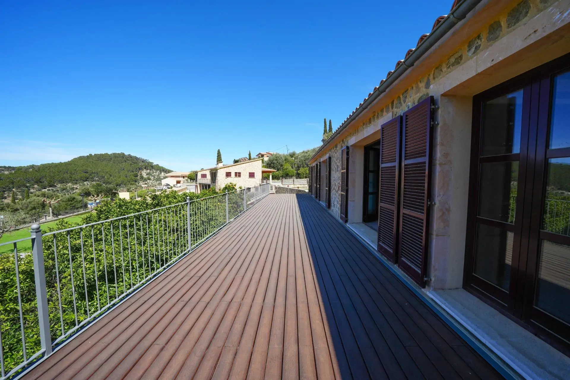 Fantástica propiedad con dos casas independientes de nueva construcción en Estellencs con vistas al mar.