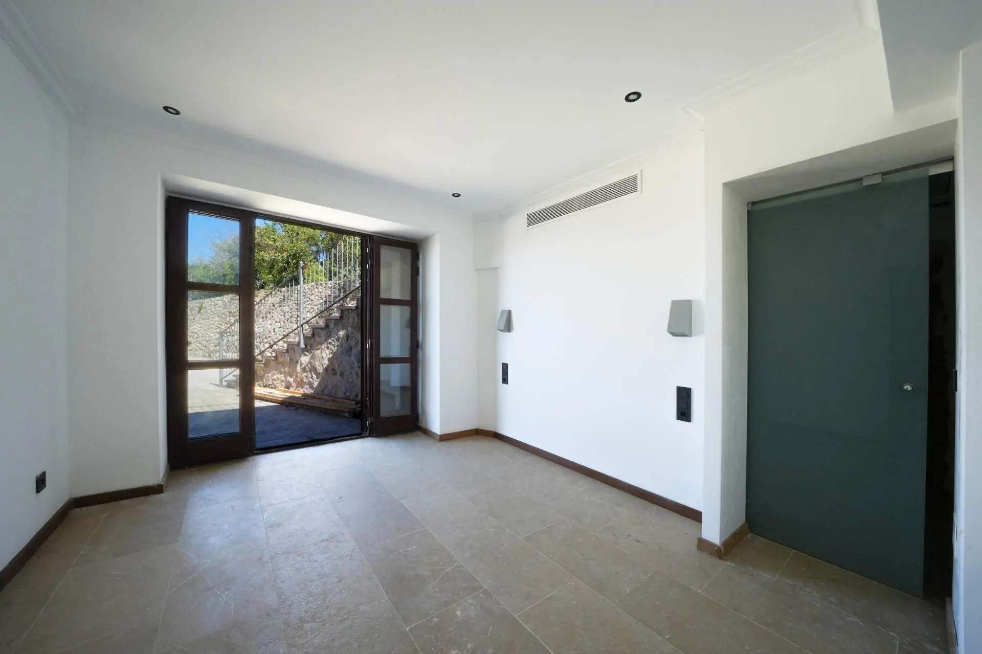 Fantástica propiedad con dos casas independientes de nueva construcción en Estellencs con vistas al mar.