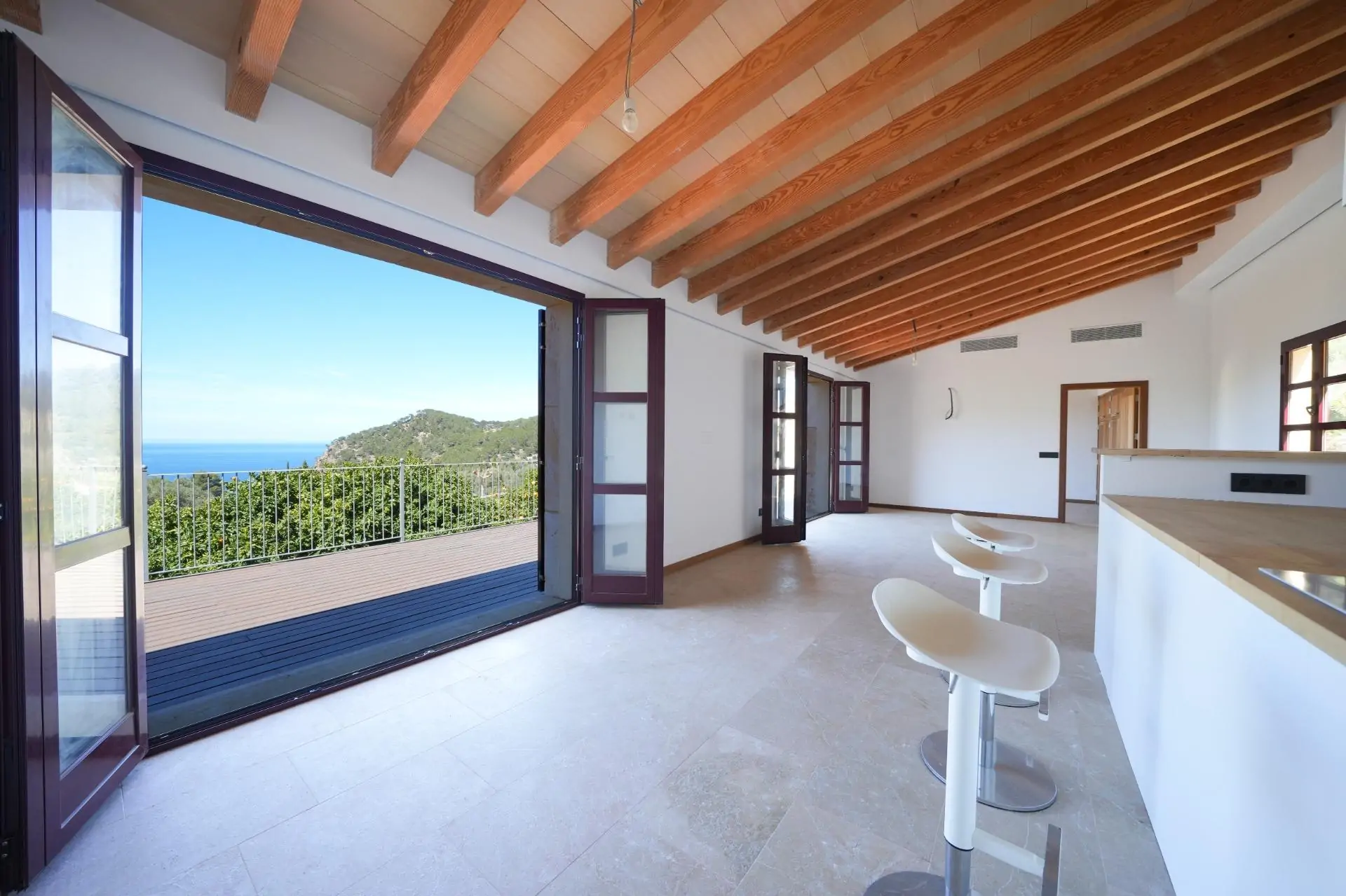 Fantástica propiedad con dos casas independientes de nueva construcción en Estellencs con vistas al mar.