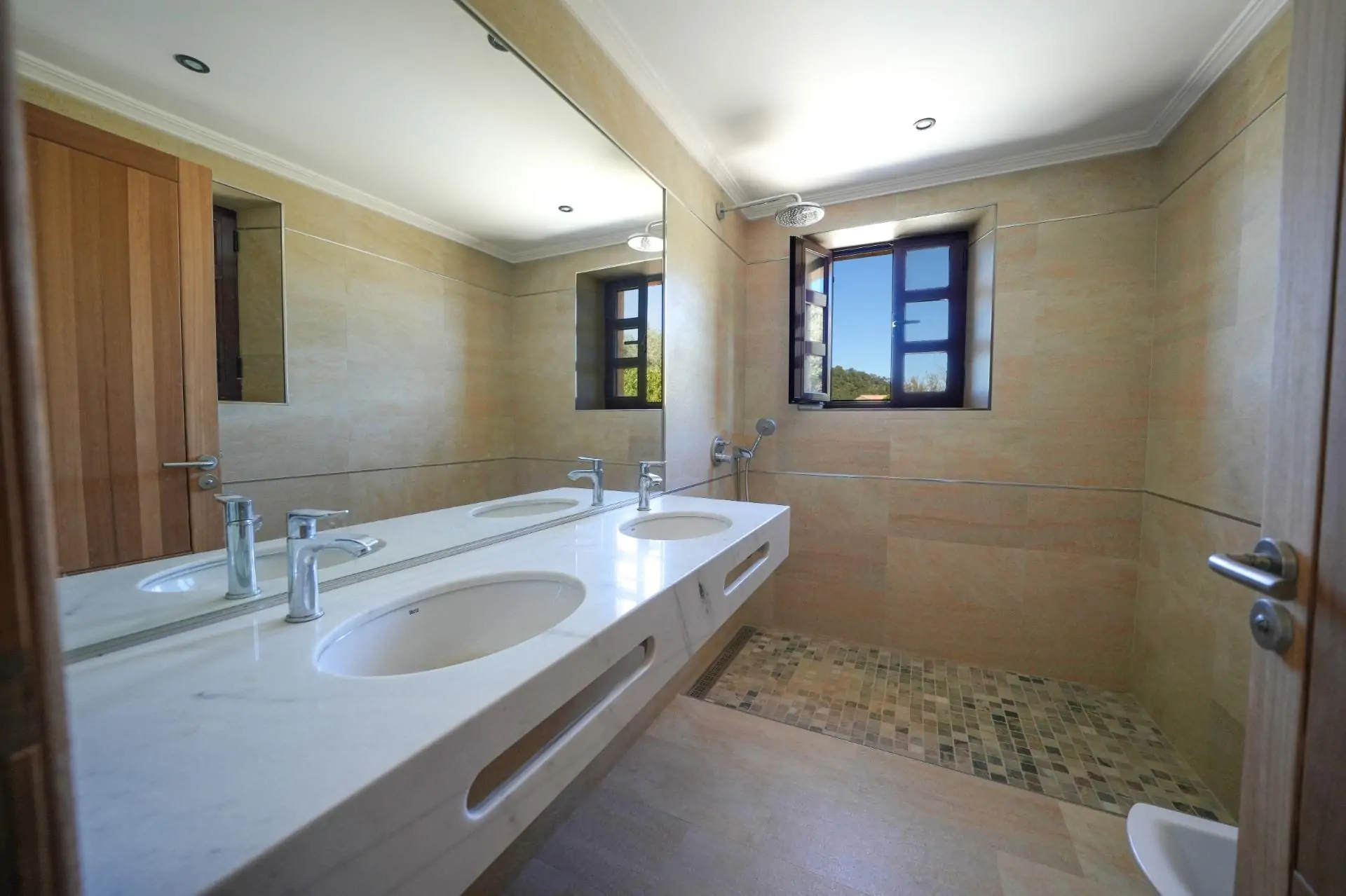 Fantástica propiedad con dos casas independientes de nueva construcción en Estellencs con vistas al mar.