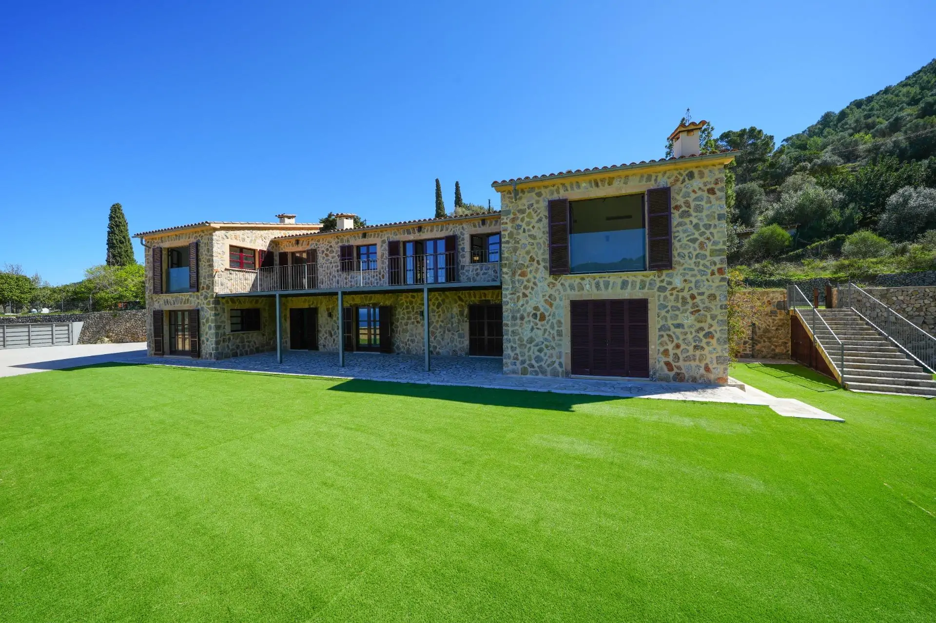 Fantástica propiedad con dos casas independientes de nueva construcción en Estellencs con vistas al mar.