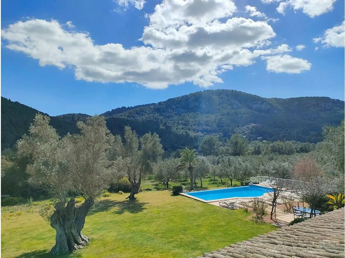 Bonita casa de campo en Esporlas con gran jardín y piscina.