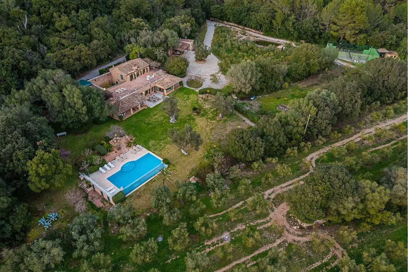 Bonita casa de campo en Esporlas con gran jardín y piscina.
