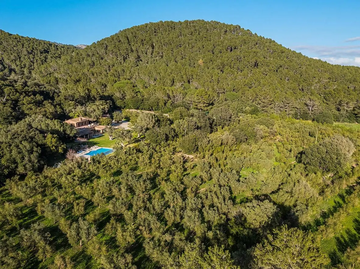 Bonita casa de campo en Esporlas con gran jardín y piscina.
