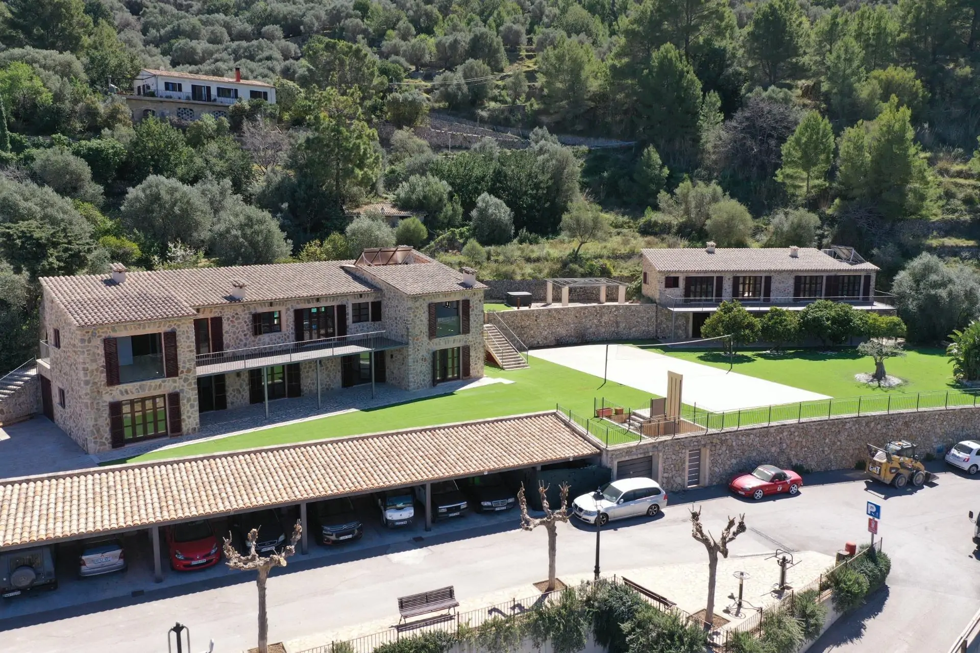 Fantástica propiedad con dos casas independientes de nueva construcción en Estellencs con vistas al mar.