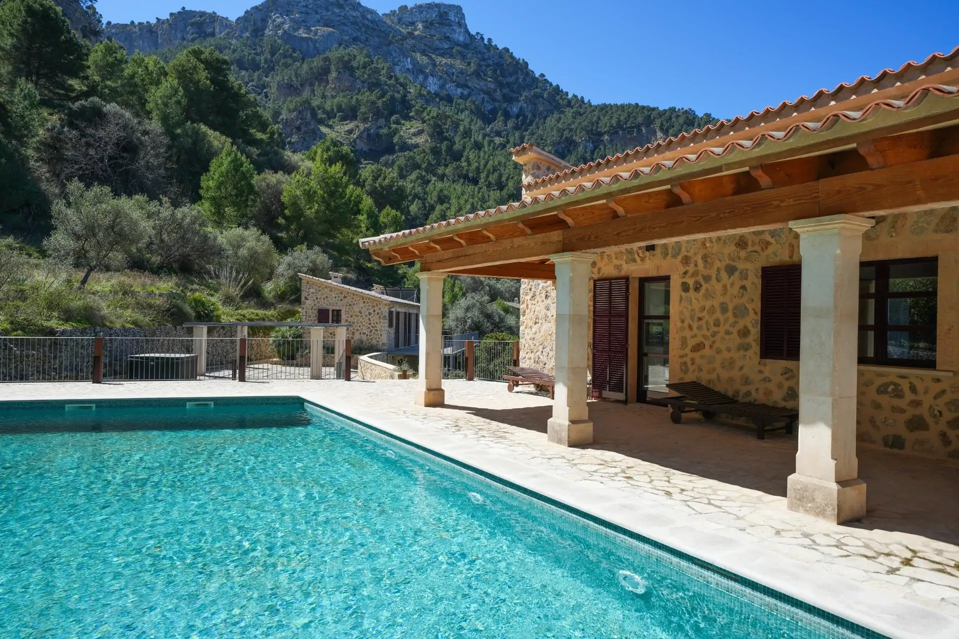 Fantástica propiedad con dos casas independientes de nueva construcción en Estellencs con vistas al mar.