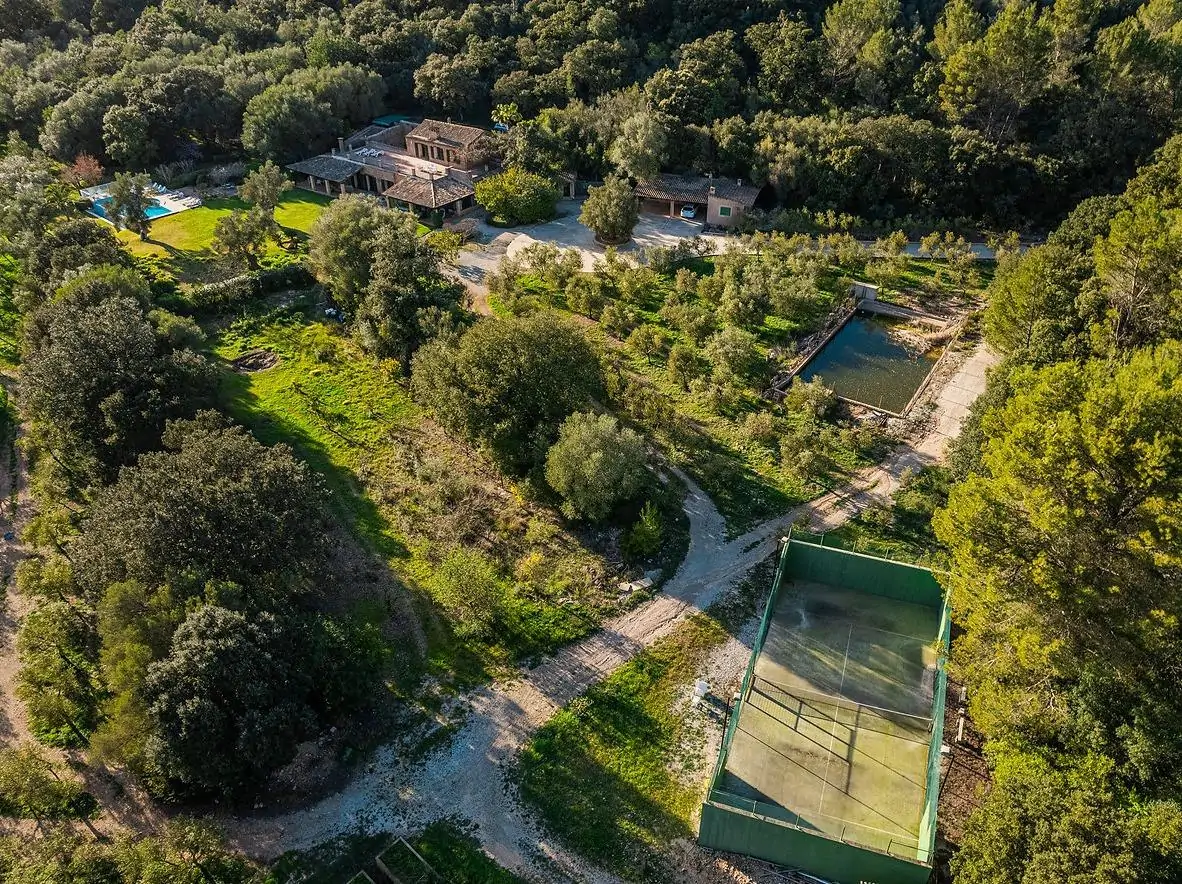 Bonita casa de campo en Esporlas con gran jardín y piscina.