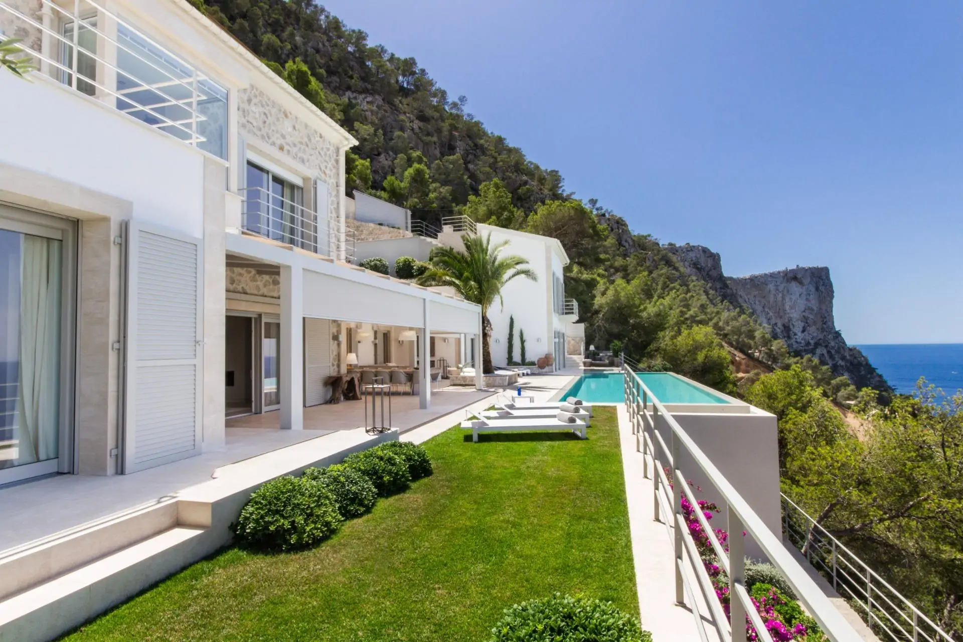 Espectacular villa en Cala Llamp con impresionantes vistas al mar.