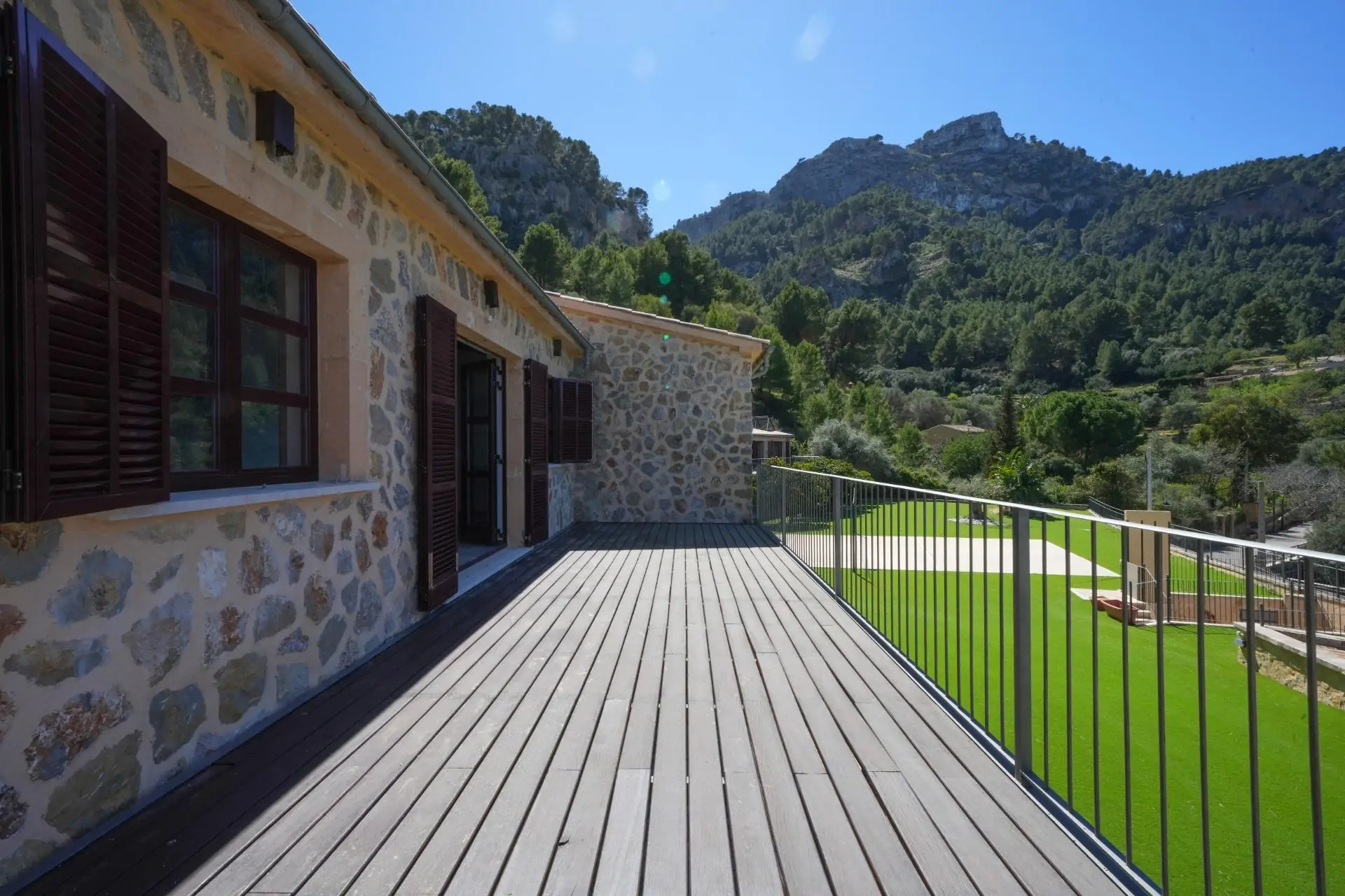 Fantástica propiedad con dos casas independientes de nueva construcción en Estellencs con vistas al mar.