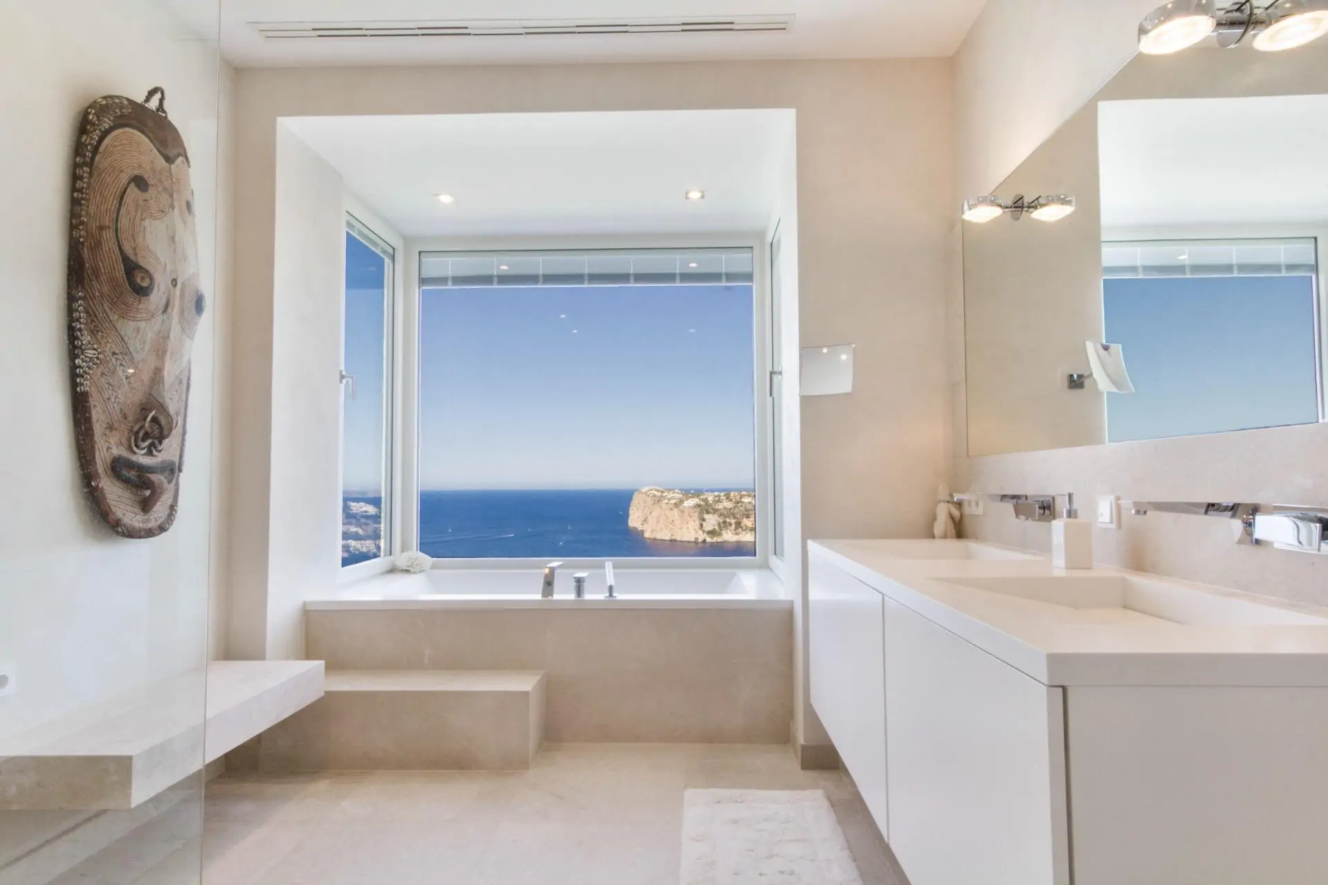 Espectacular villa en Cala Llamp con impresionantes vistas al mar.