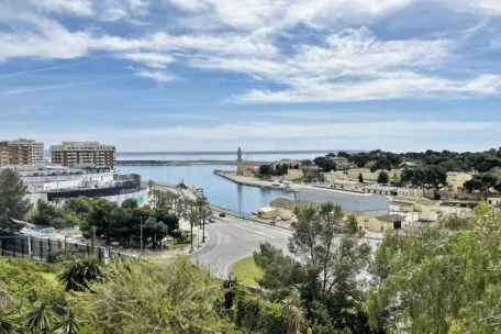 Great corner townhouse with private garden and partial sea views in Porto Pi.