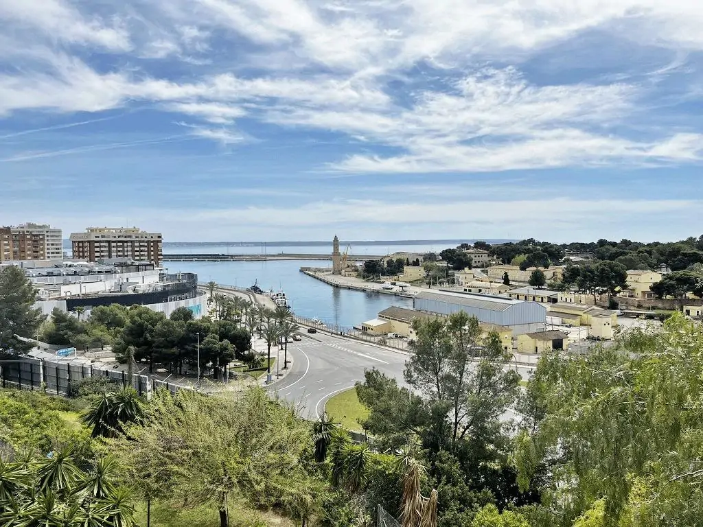 Estupenda casa adosada haciendo esquina con jardín privado y vistas parciales al mar en Porto Pi.