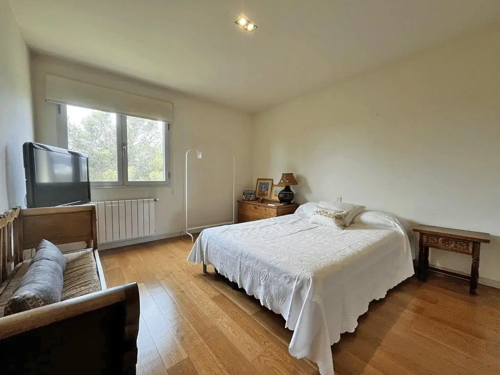 Estupenda casa adosada haciendo esquina con jardín privado y vistas parciales al mar en Porto Pi.