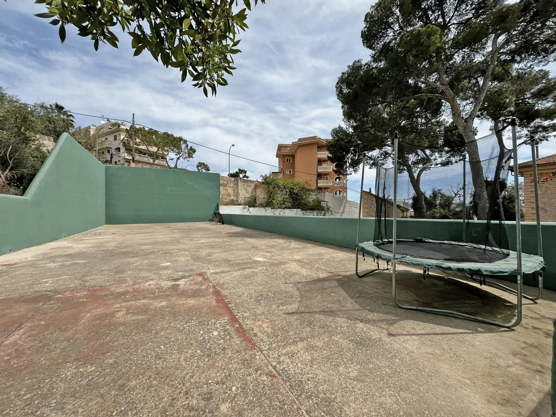 Estupenda casa adosada haciendo esquina con jardín privado y vistas parciales al mar en Porto Pi.