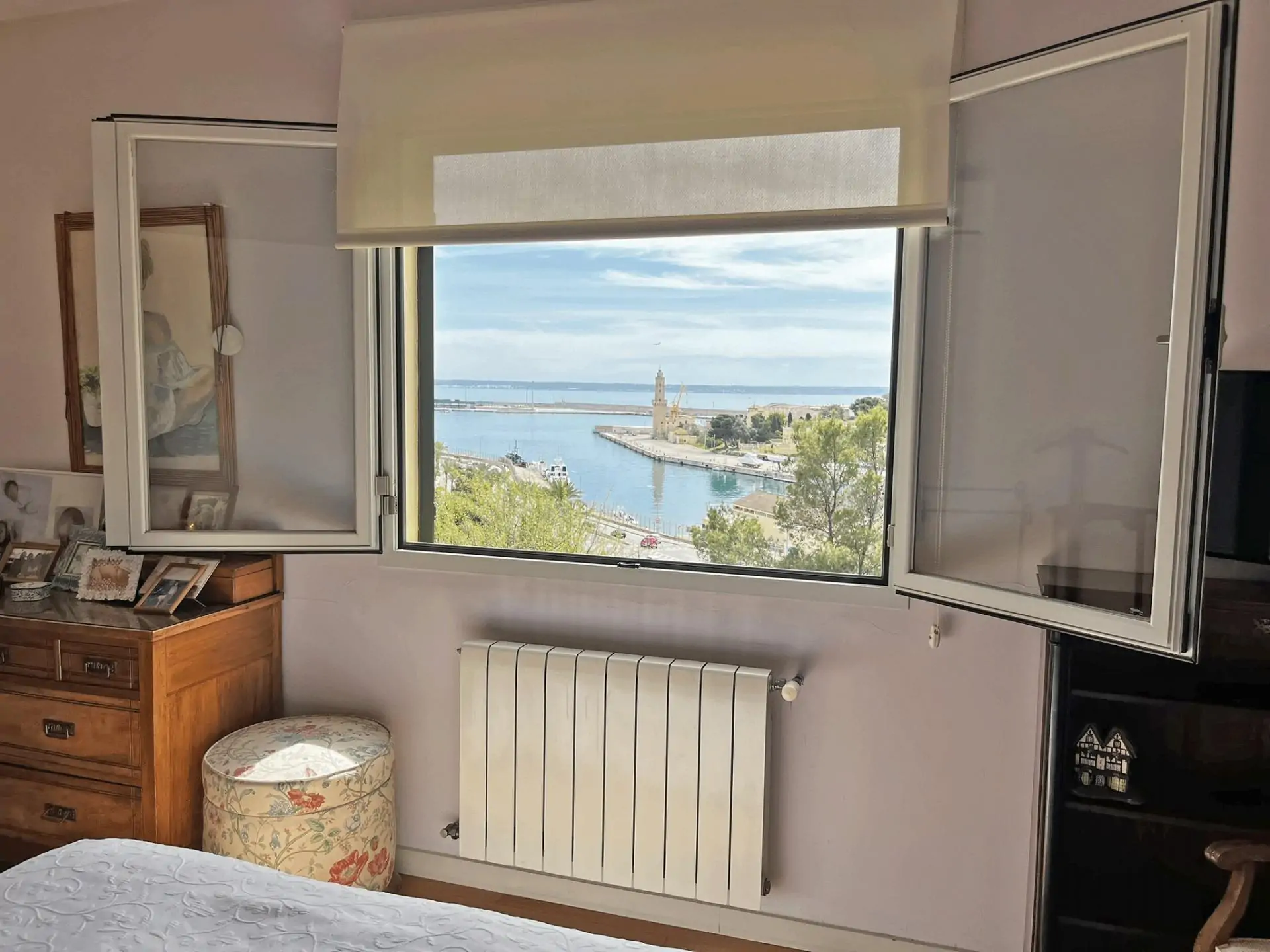Estupenda casa adosada haciendo esquina con jardín privado y vistas parciales al mar en Porto Pi.
