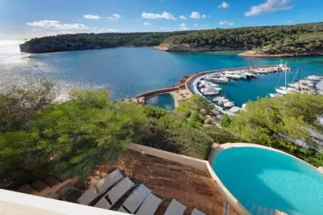 Casa en primera l&iacute;nea de  mar con acceso al mismo en Sol de Mallorca.