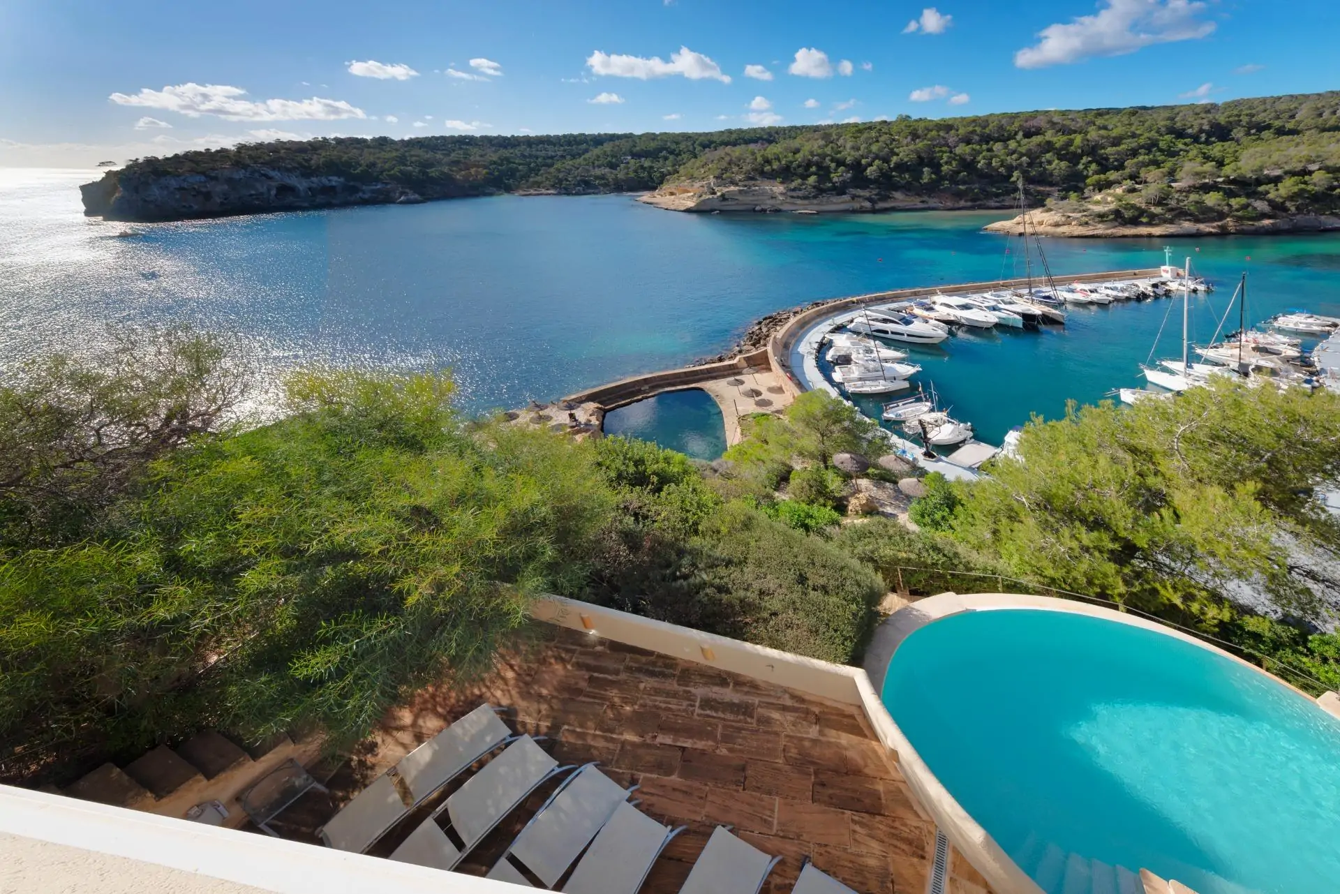 Casa en primera l&iacute;nea de  mar con acceso al mismo en Sol de Mallorca.