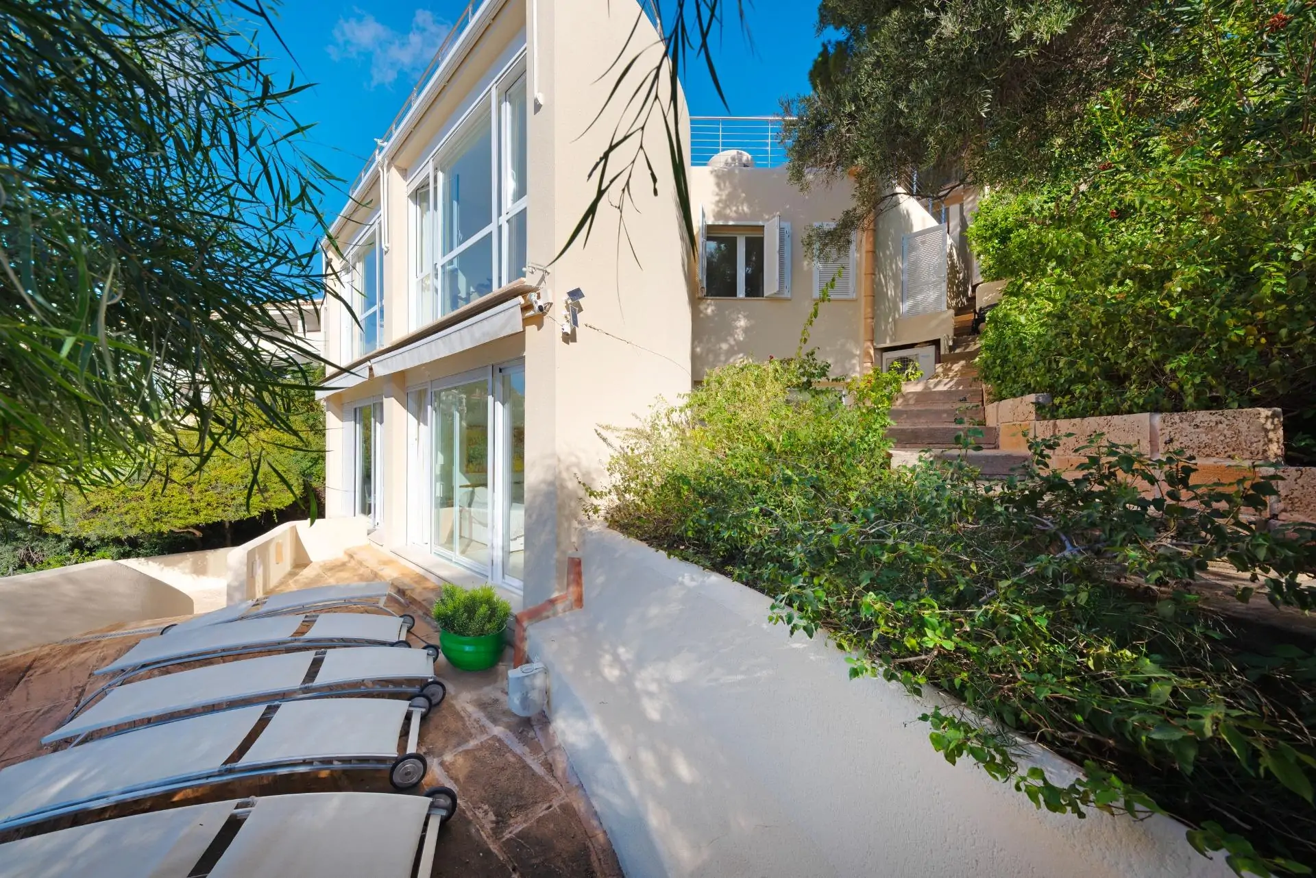 Casa en primera l&iacute;nea de  mar con acceso al mismo en Sol de Mallorca.