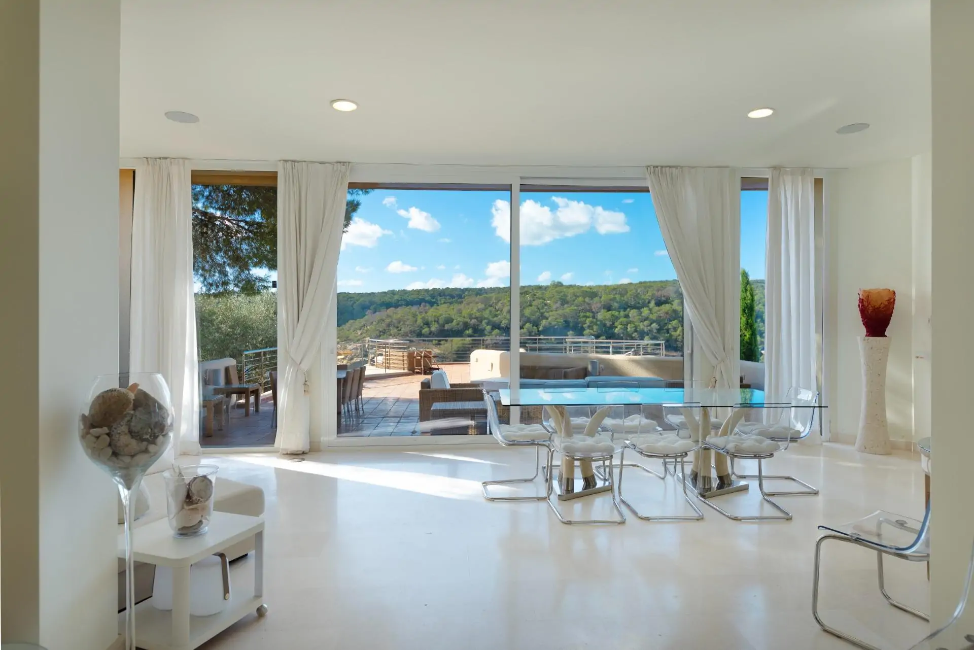Casa en primera l&iacute;nea de  mar con acceso al mismo en Sol de Mallorca.