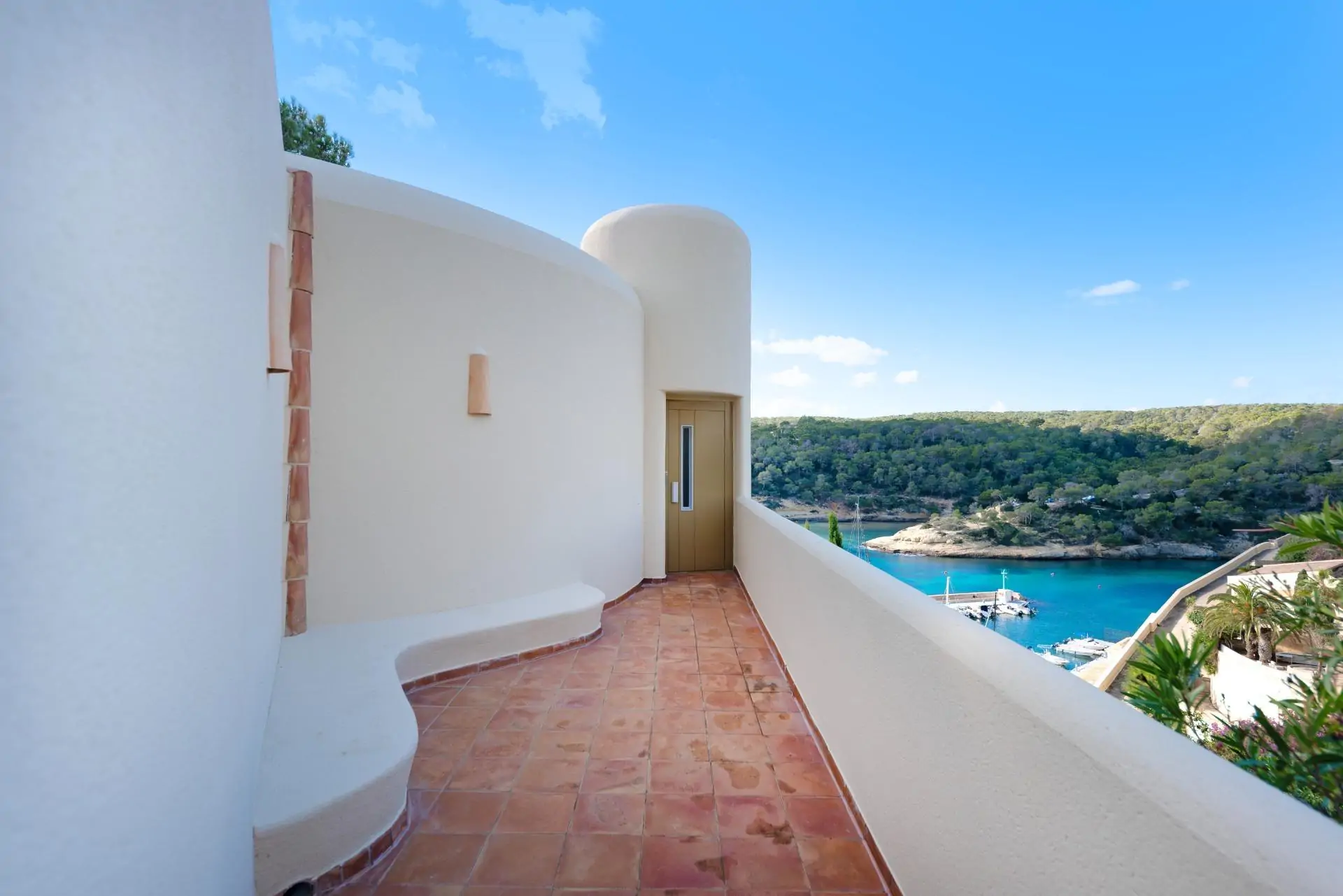 Casa en primera l&iacute;nea de  mar con acceso al mismo en Sol de Mallorca.
