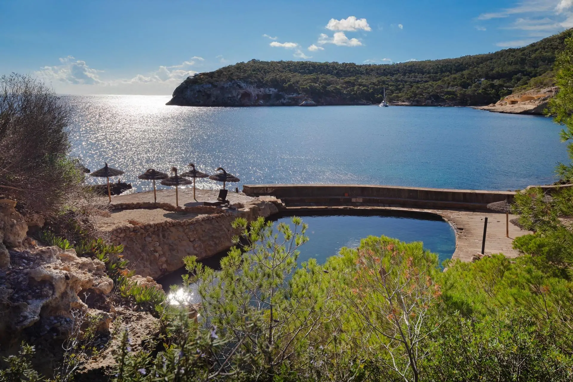 Casa en primera l&iacute;nea de  mar con acceso al mismo en Sol de Mallorca.