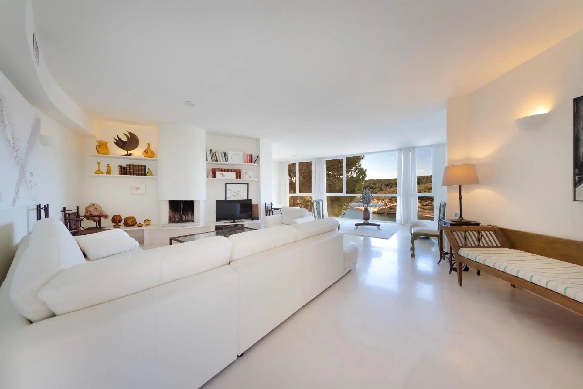 Casa en primera l&iacute;nea de  mar con acceso al mismo en Sol de Mallorca.