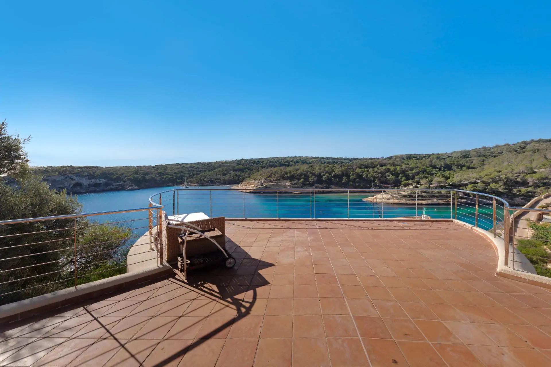 Casa en primera l&iacute;nea de  mar con acceso al mismo en Sol de Mallorca.