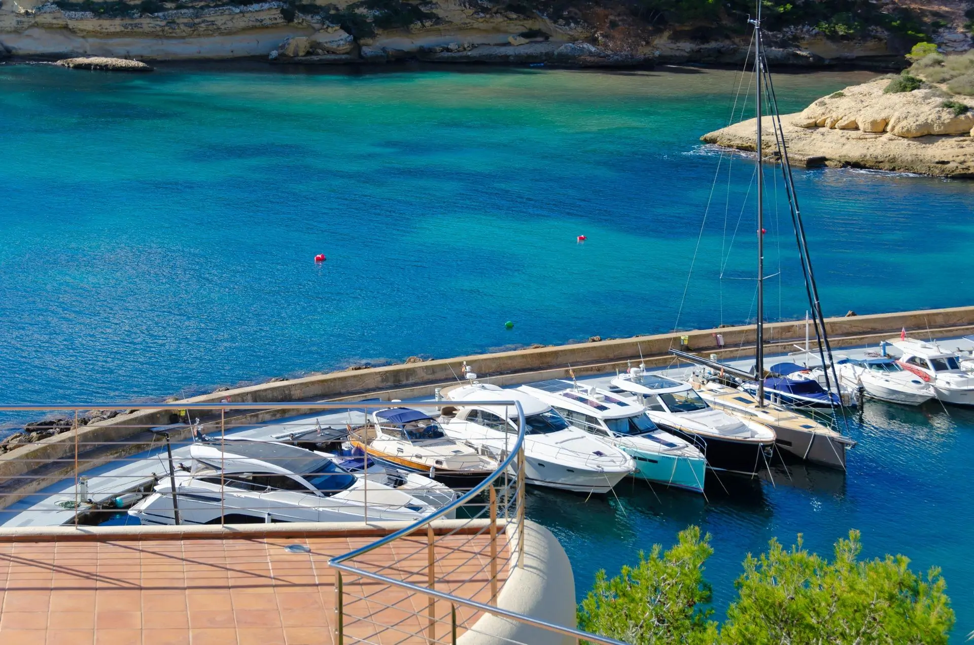 Casa en primera l&iacute;nea de  mar con acceso al mismo en Sol de Mallorca.