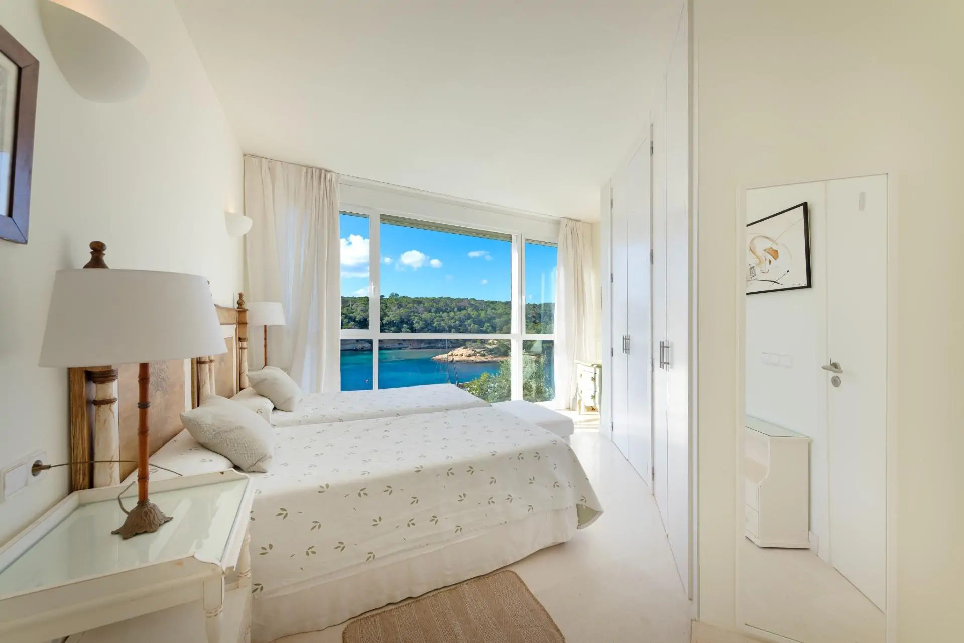 Casa en primera l&iacute;nea de  mar con acceso al mismo en Sol de Mallorca.