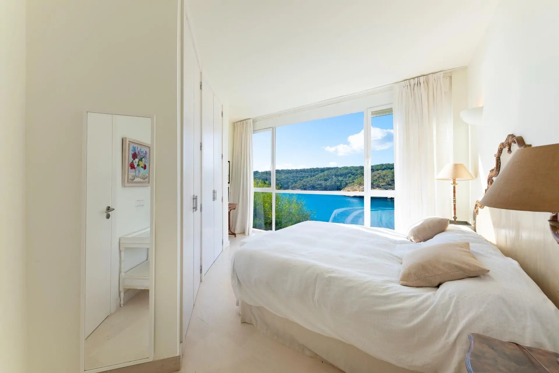 Casa en primera l&iacute;nea de  mar con acceso al mismo en Sol de Mallorca.