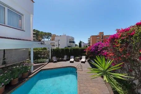 Bonita casa con vistas parciales al mar en San Agust&iacute;n con piscina y jard&iacute;n privado