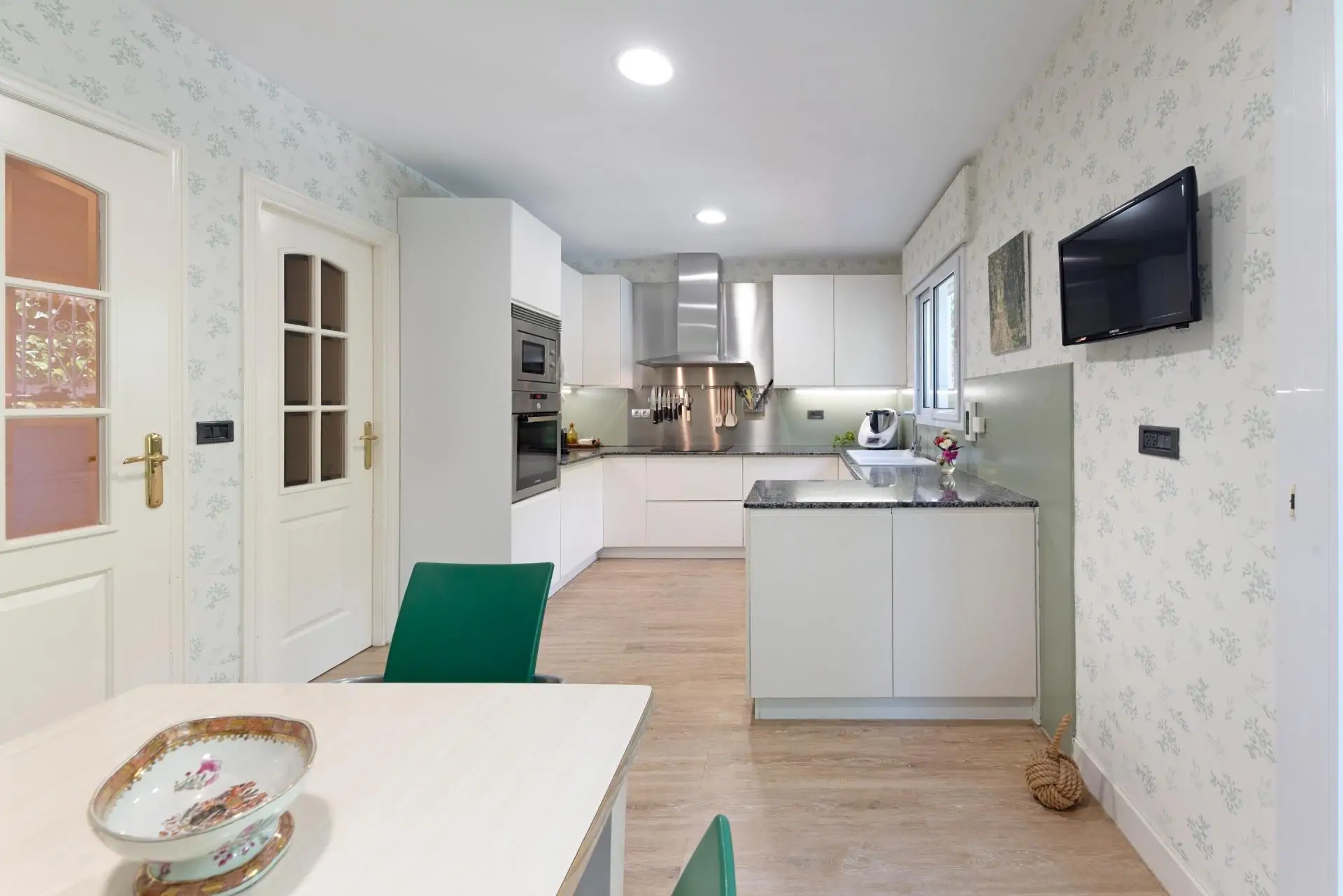 Bonita casa con vistas parciales al mar en San Agust&iacute;n con piscina y jard&iacute;n privado