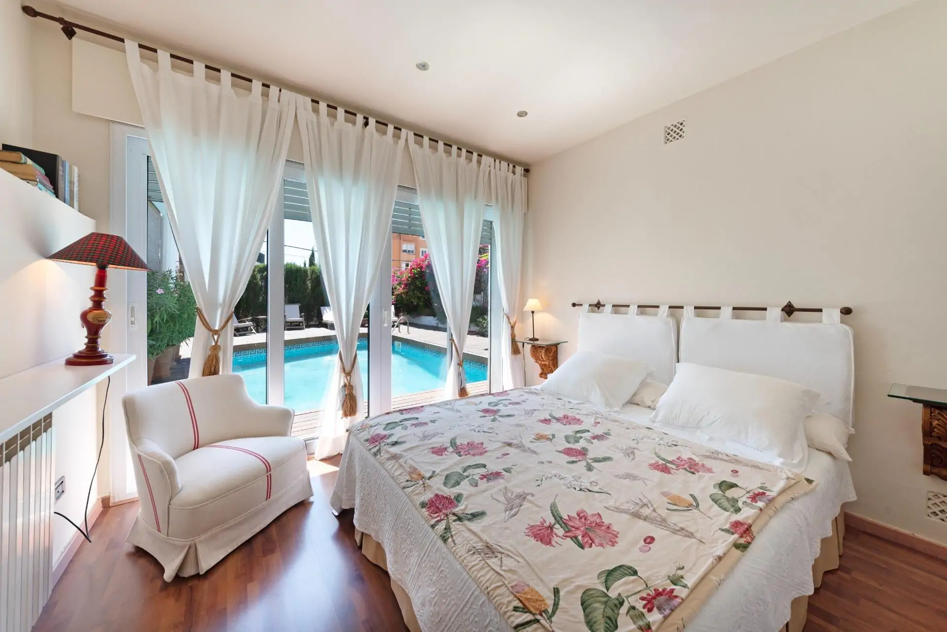 Bonita casa con vistas parciales al mar en San Agust&iacute;n con piscina y jard&iacute;n privado