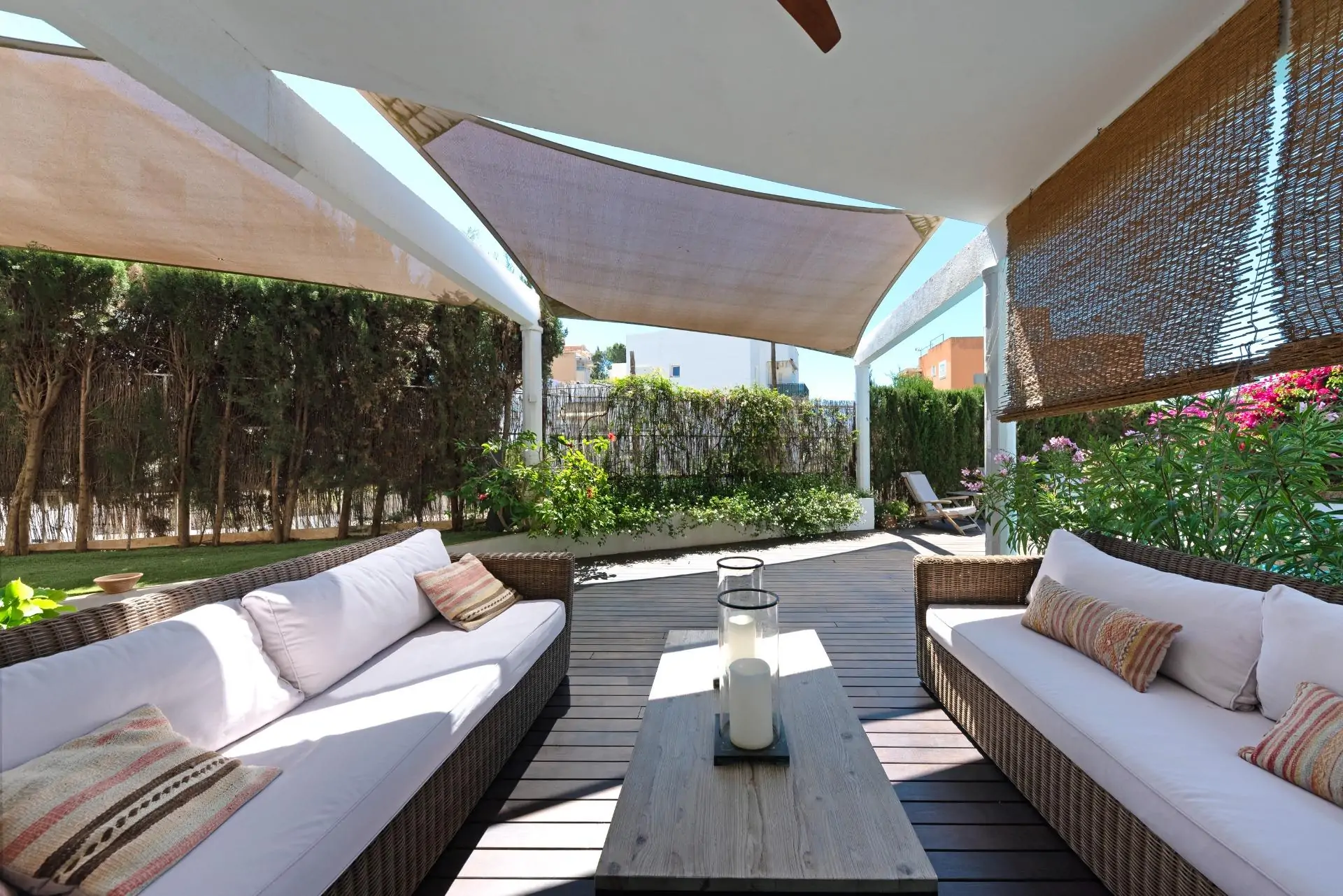 Bonita casa con vistas parciales al mar en San Agust&iacute;n con piscina y jard&iacute;n privado