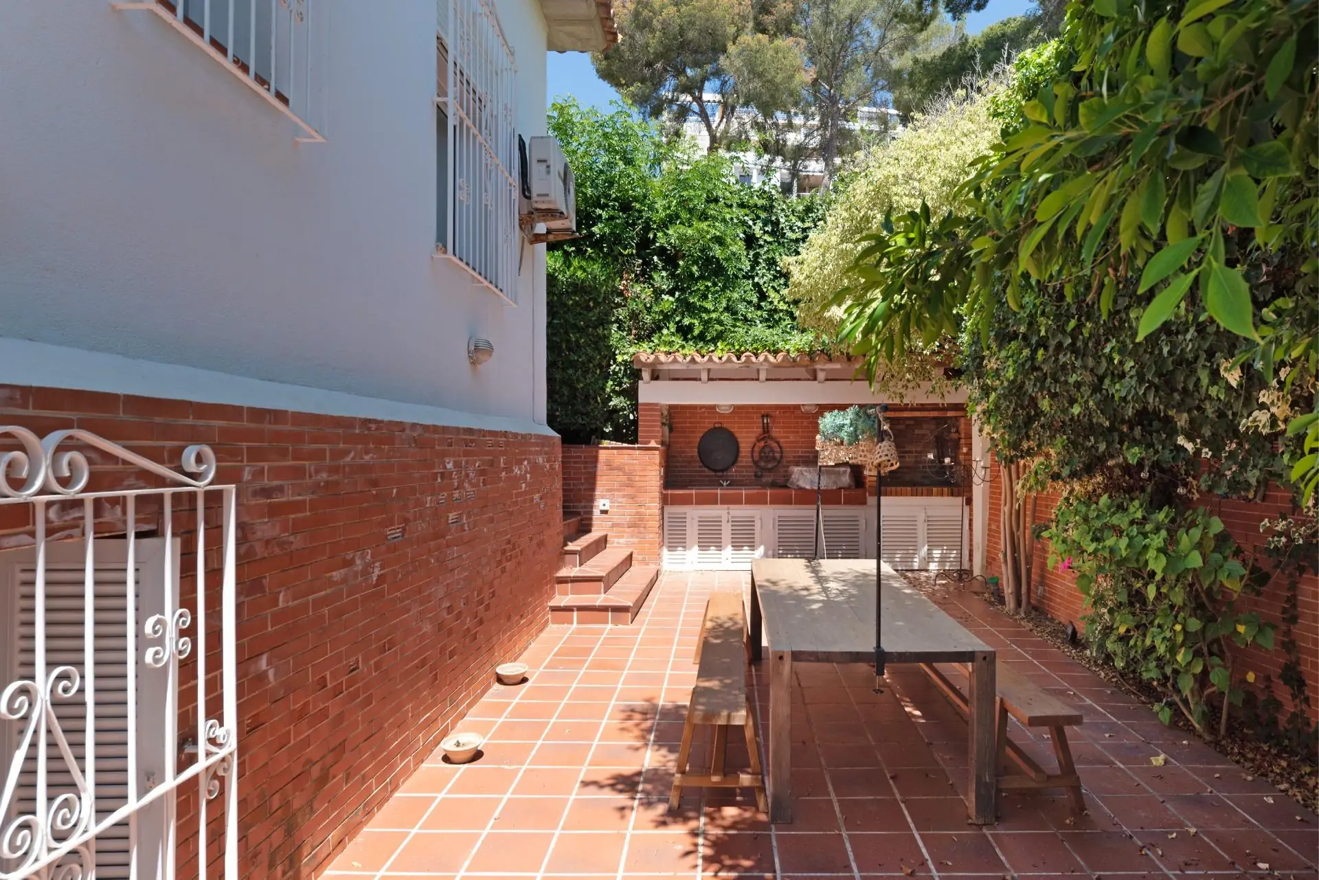 Bonita casa con vistas parciales al mar en San Agust&iacute;n con piscina y jard&iacute;n privado
