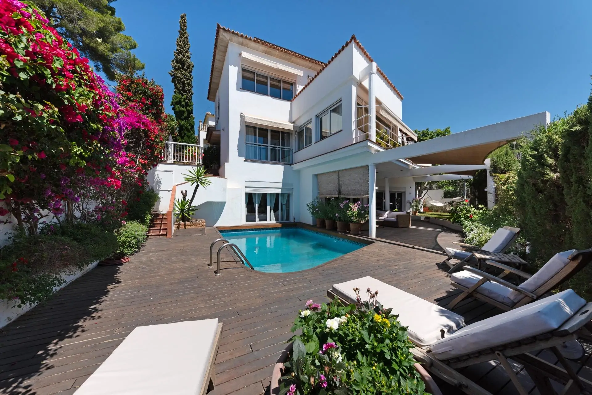 Bonita casa con vistas parciales al mar en San Agust&iacute;n con piscina y jard&iacute;n privado