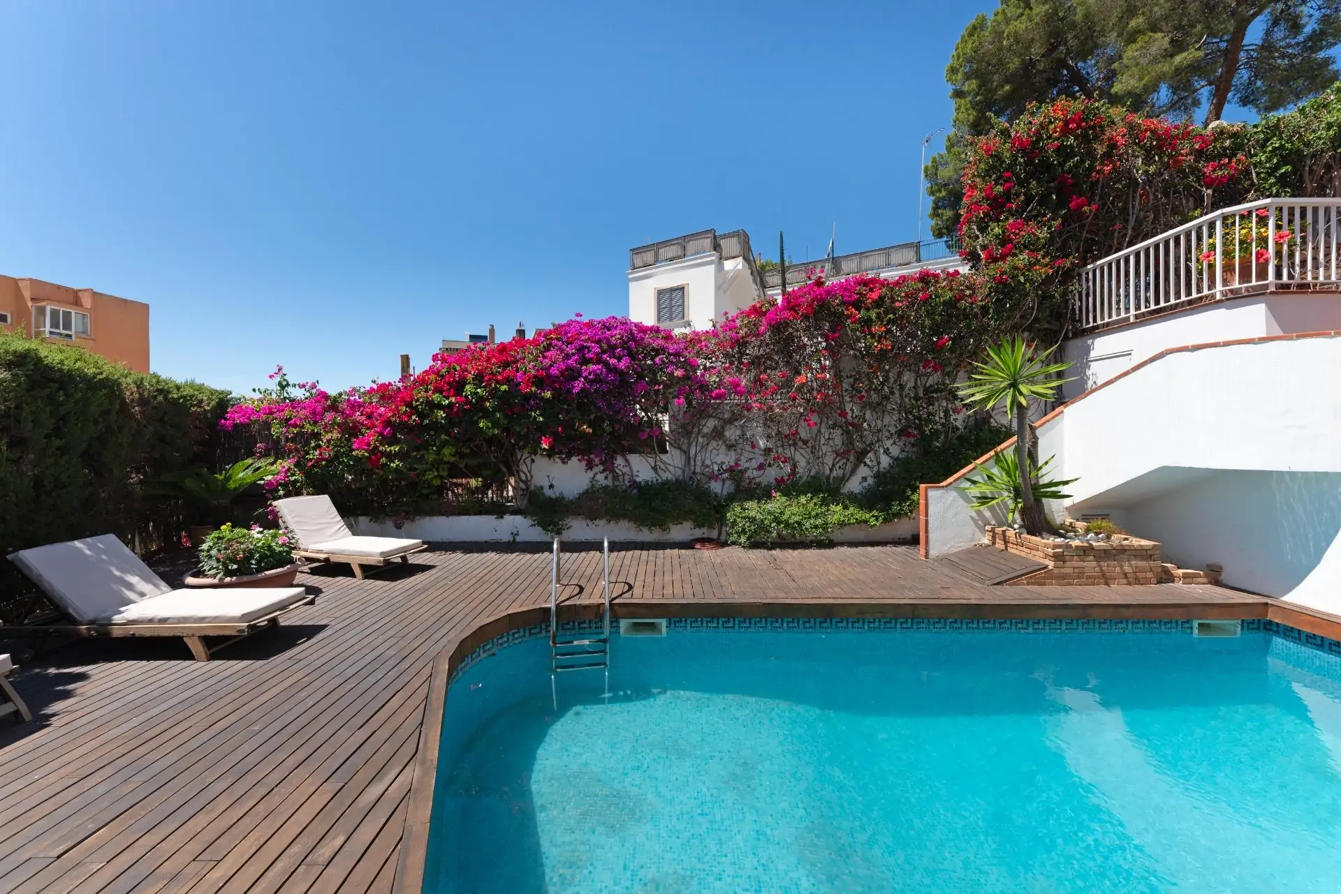 Bonita casa con vistas parciales al mar en San Agust&iacute;n con piscina y jard&iacute;n privado